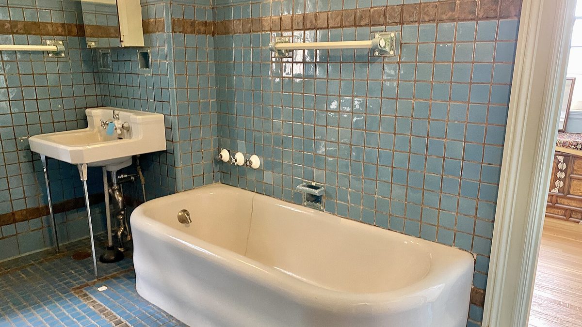 Peindre un plafond de salle de bain : traiter l’humidité